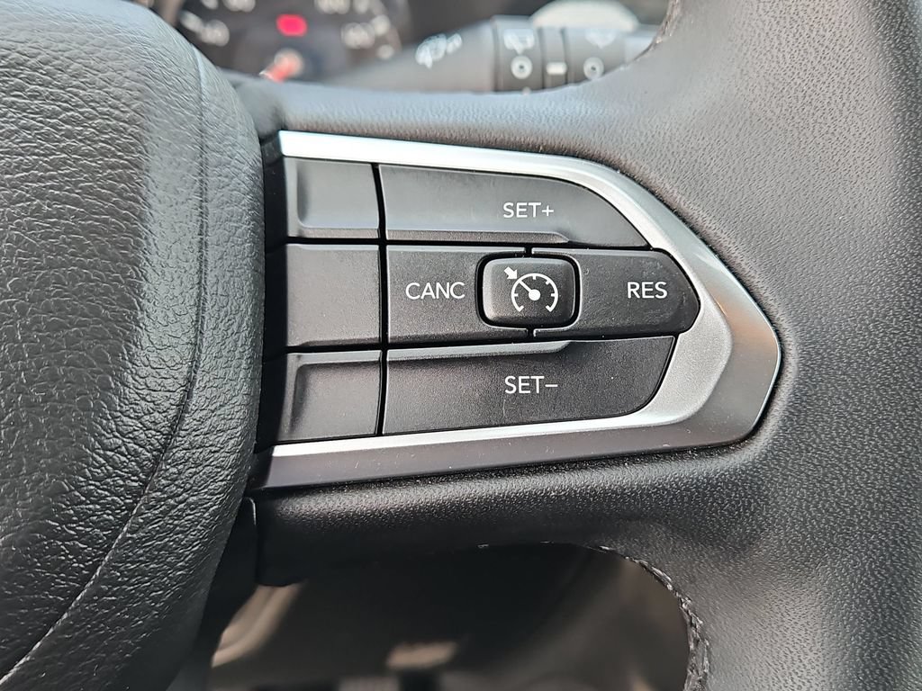 Used 2025 Jeep Compass Latitude w/ Sun & Sound Group AWD/4WD image 19