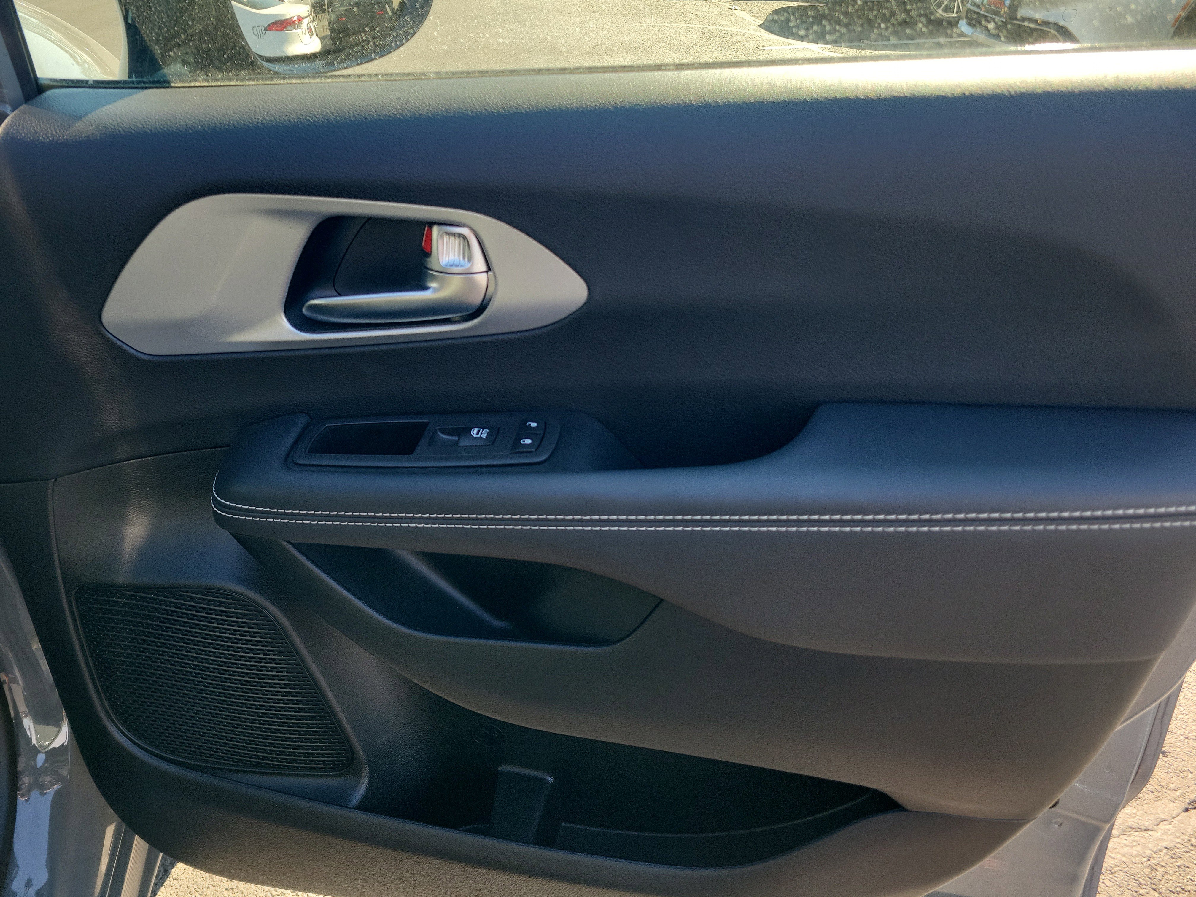 Used 2025 Chrysler Pacifica Limited image 32