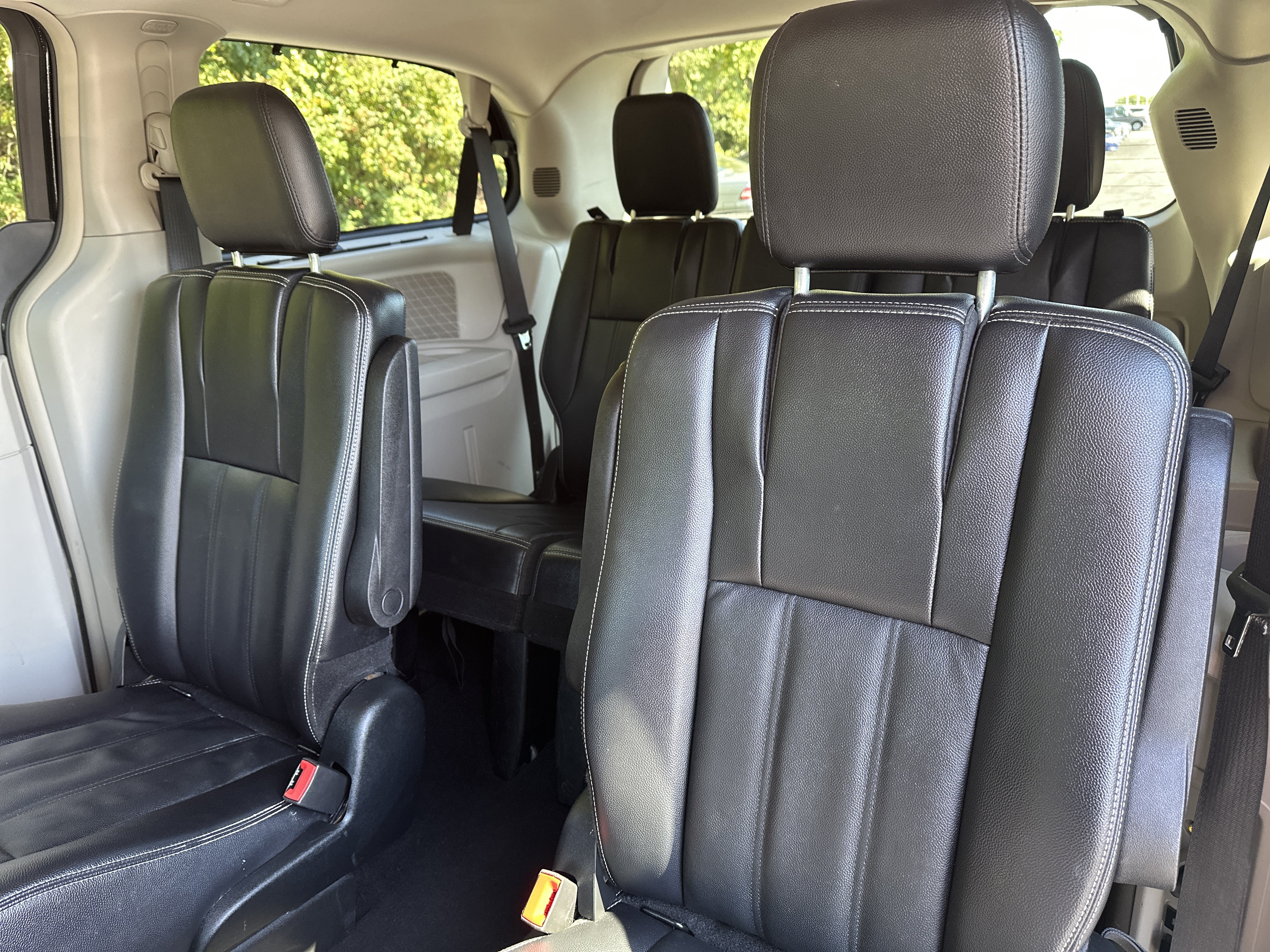 Used 2015 Chrysler Town & Country Touring w/ Driver Convenience Group FWD image 21