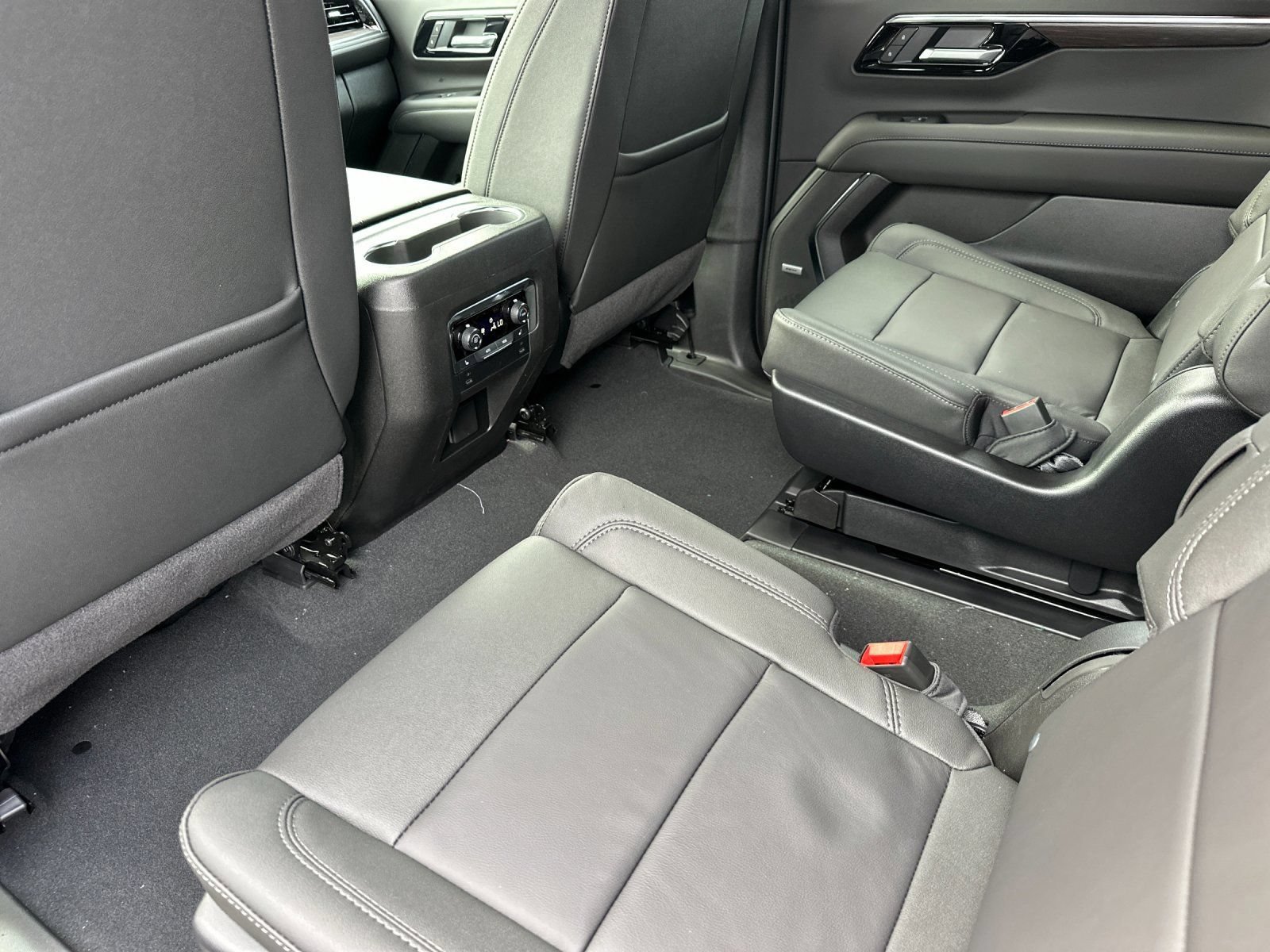 Used 2026 Chevrolet Suburban LT w/ Comfort Package RWD image 13