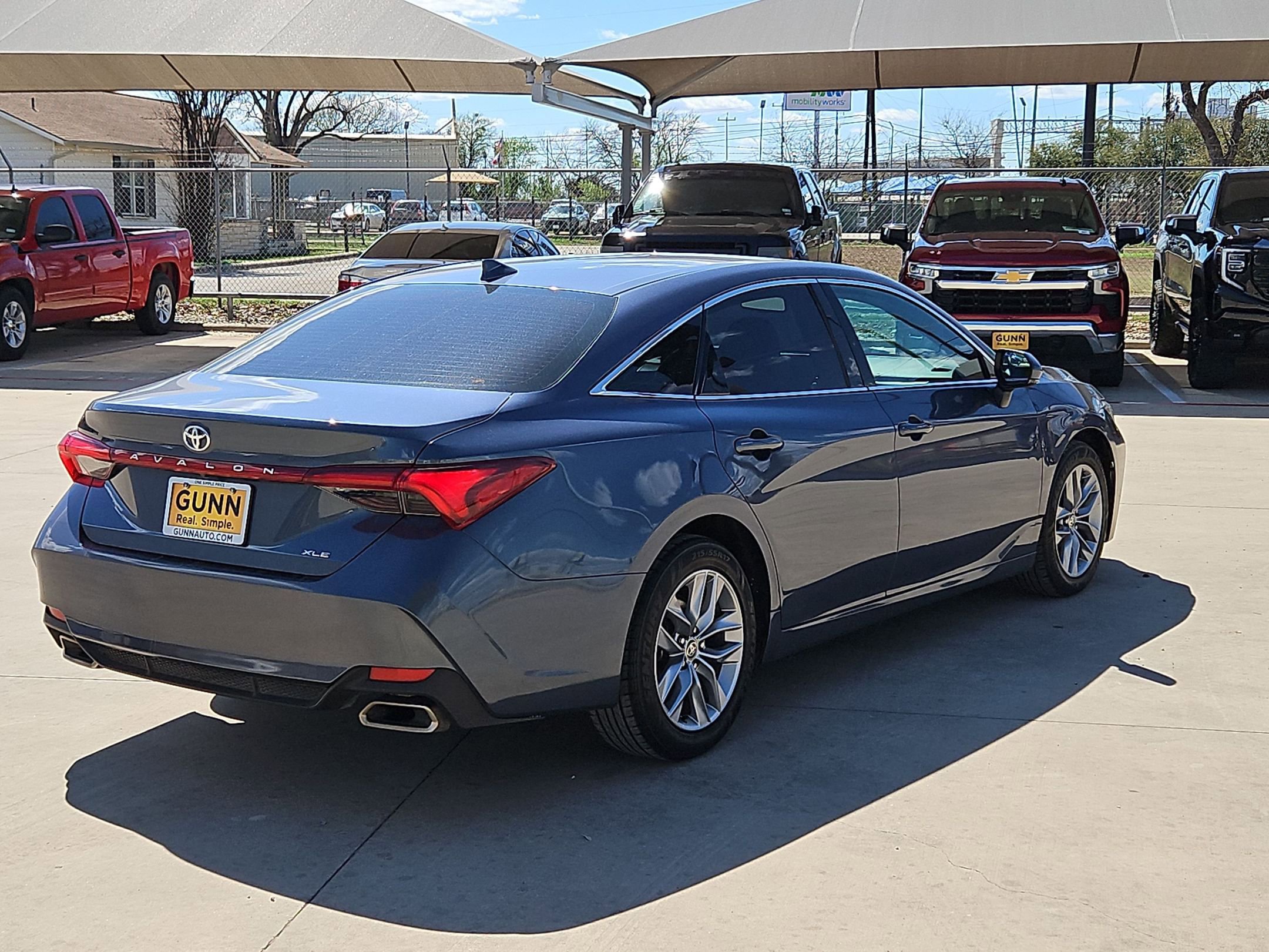 Used 2022 Toyota Avalon XLE FWD image 3