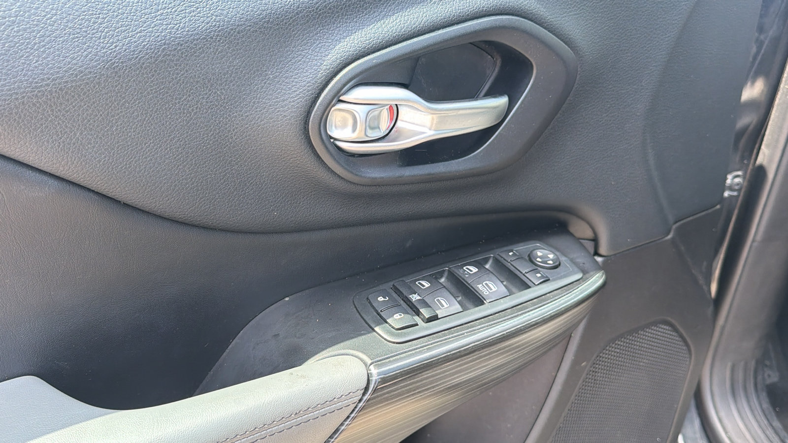 Used 2014 Jeep Cherokee Limited FWD image 10
