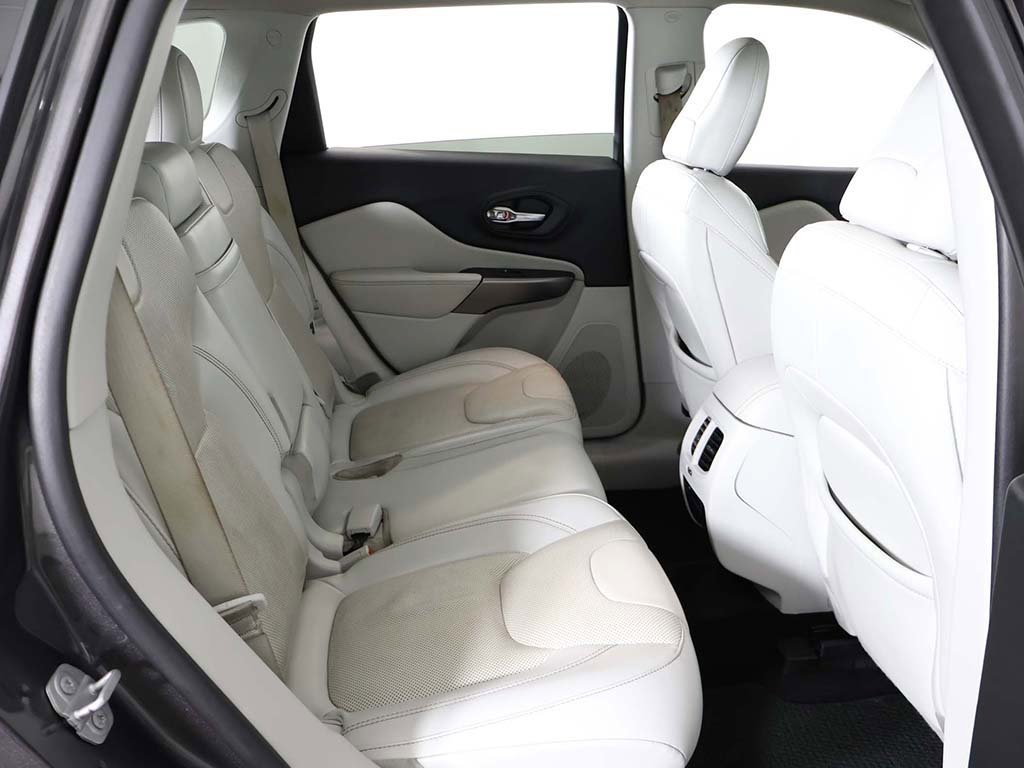 Used 2019 Jeep Cherokee Overland w/ Technology Group image 38