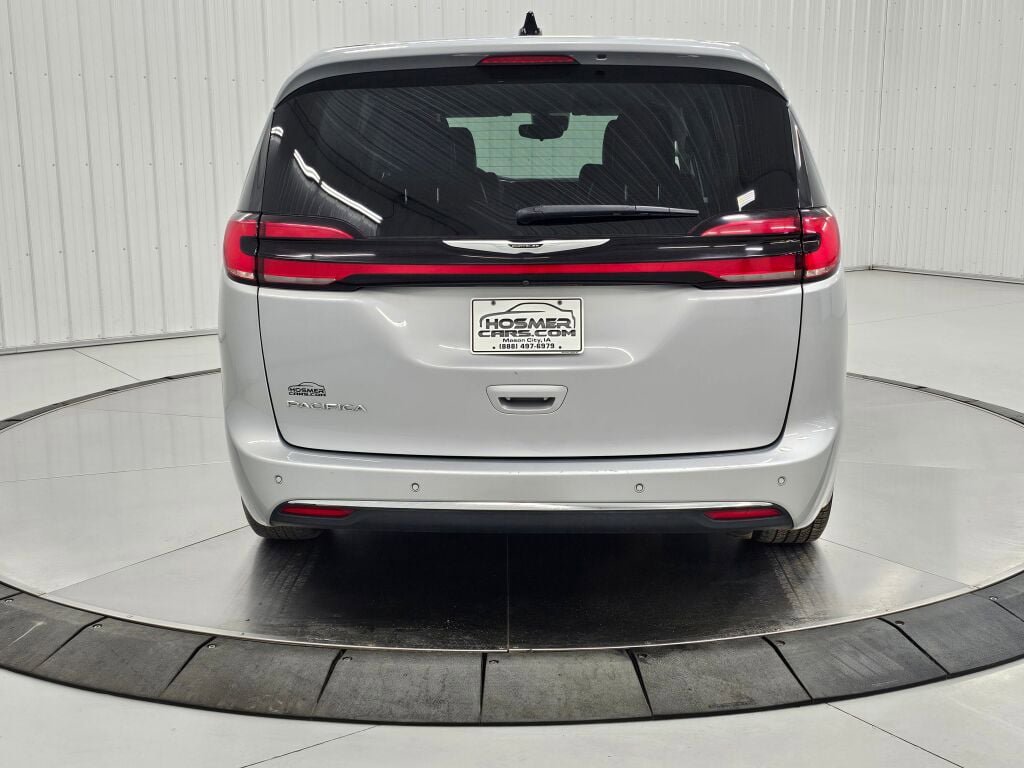 Used 2023 Chrysler Pacifica Touring-L FWD image 4