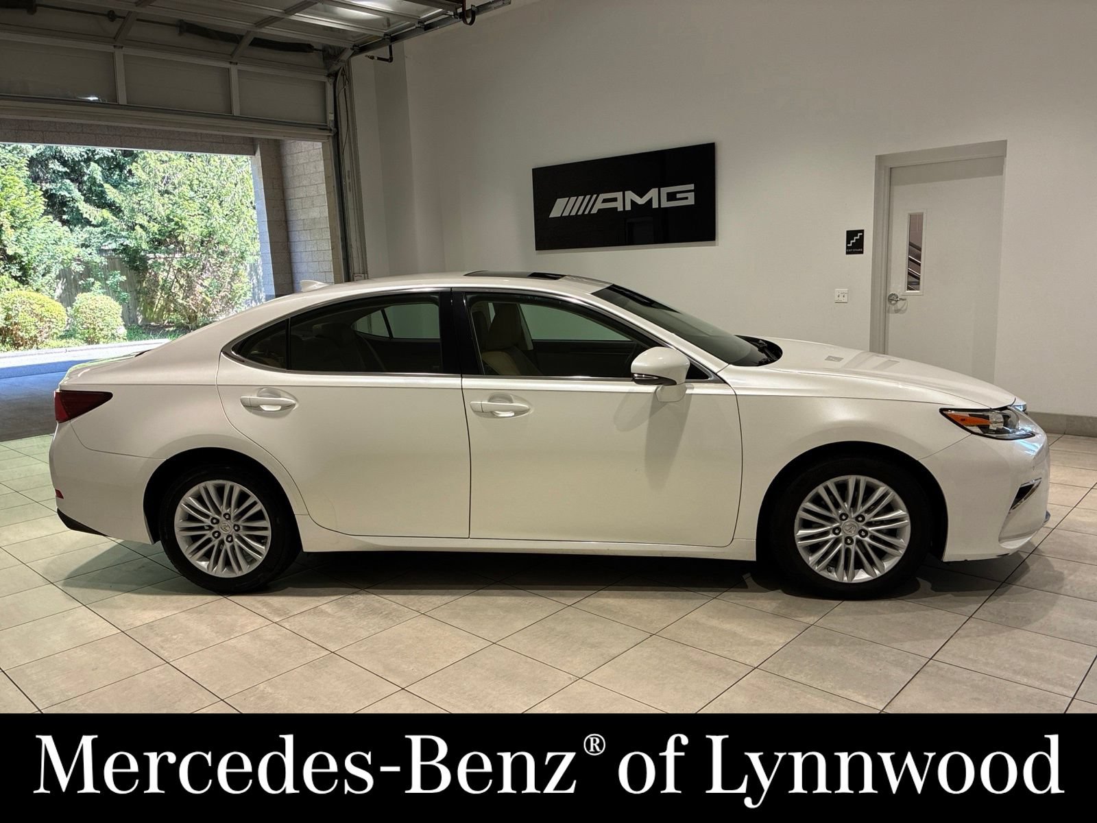Used 2017 Lexus ES 350 w/ Premium Package FWD image 3
