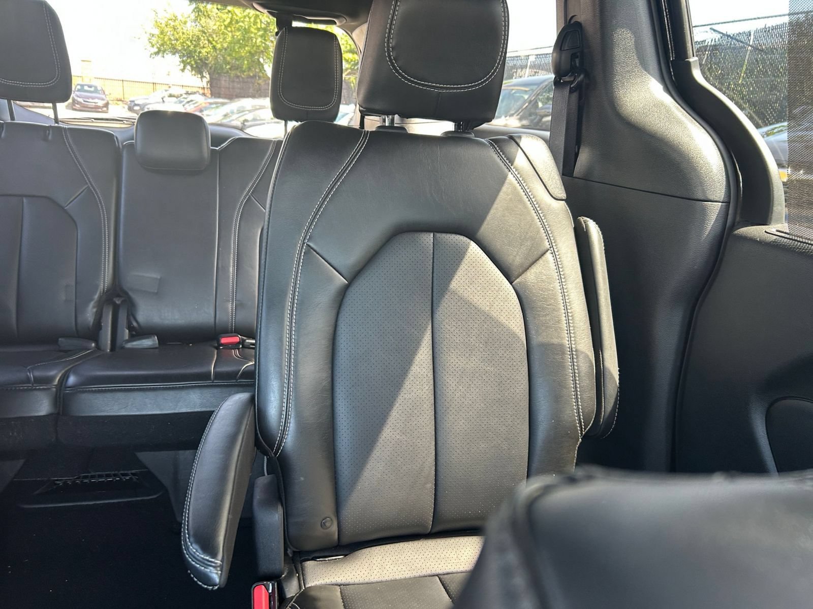 Used 2025 Chrysler Pacifica Select FWD image 34