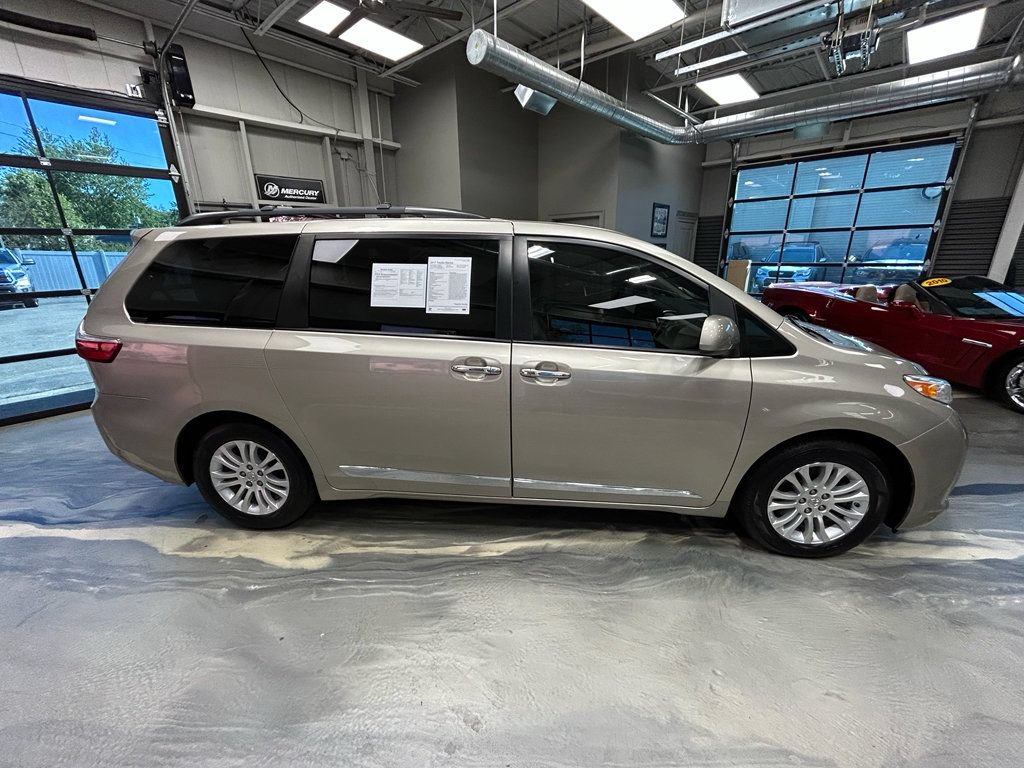 Used 2017 Toyota Sienna XLE w/ XLE Navigation Package FWD image 30