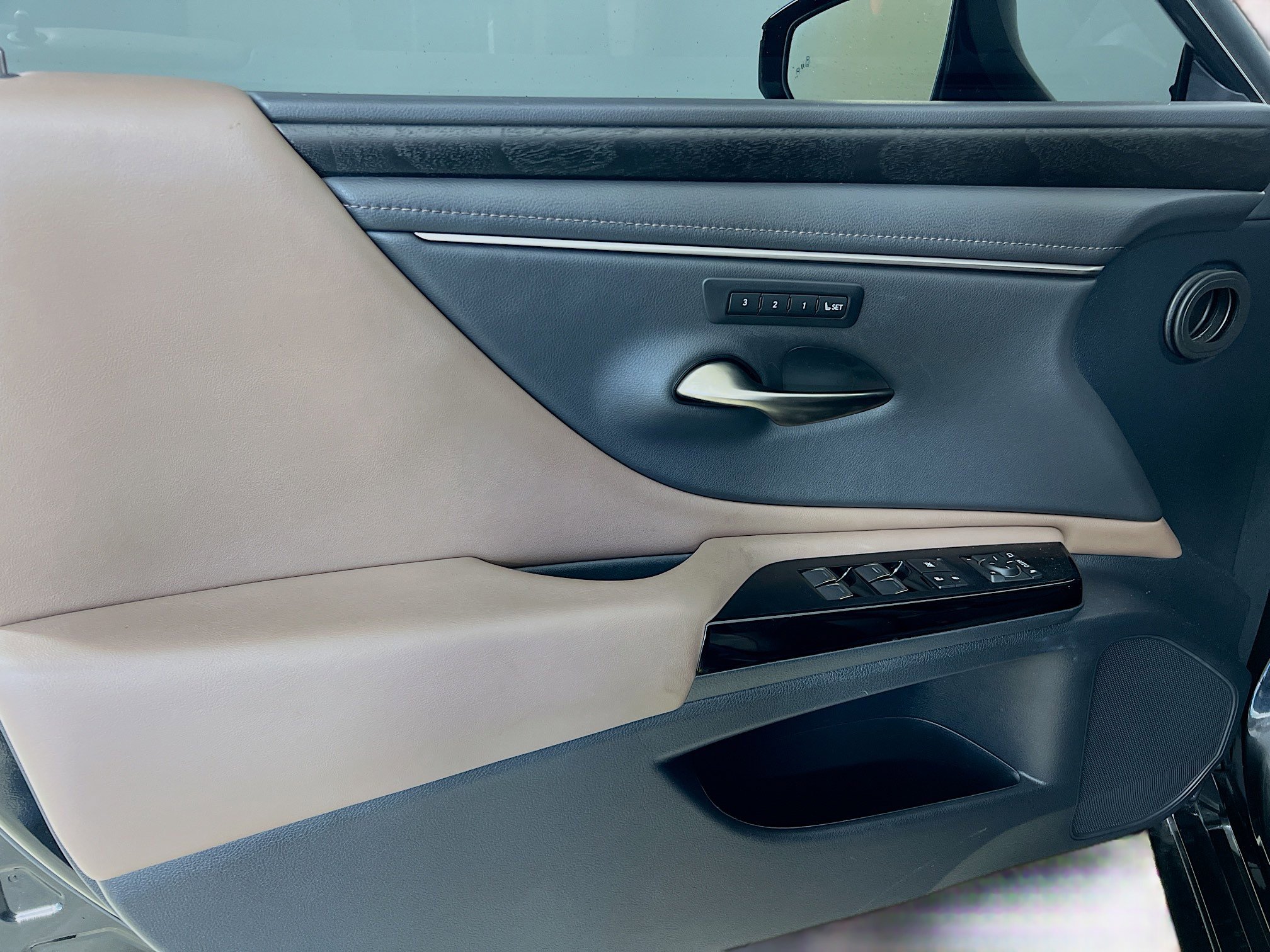 Used 2024 Lexus ES 300h w/ Premium Package FWD image 17