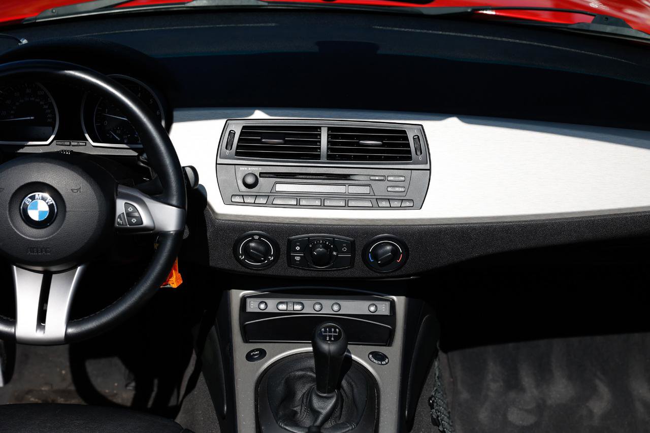 Used 2005 BMW Z4 2.5i image 27