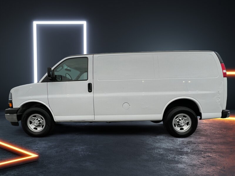 Used 2018 Chevrolet Express 2500 w/ Driver Convenience Package RWD image 3