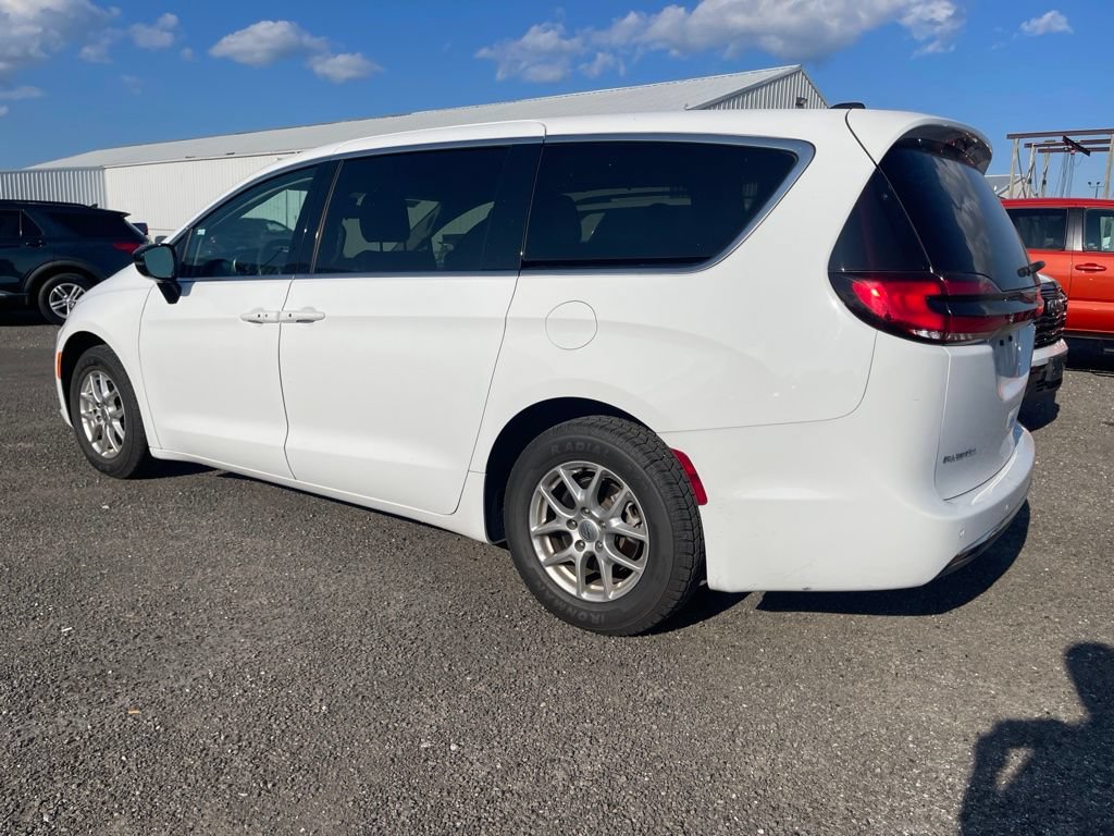Used 2024 Chrysler Pacifica Touring-L FWD image 3