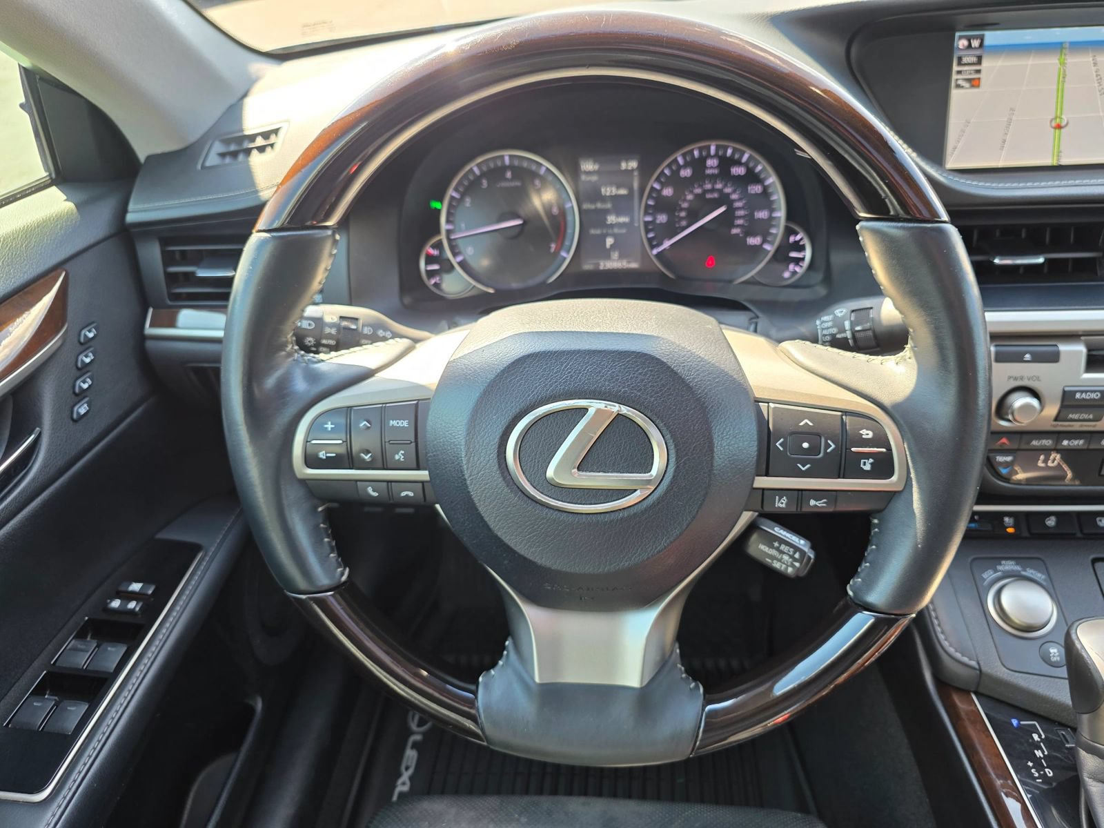 Used 2018 Lexus ES 350 w/ Ultra Luxury Package FWD image 14