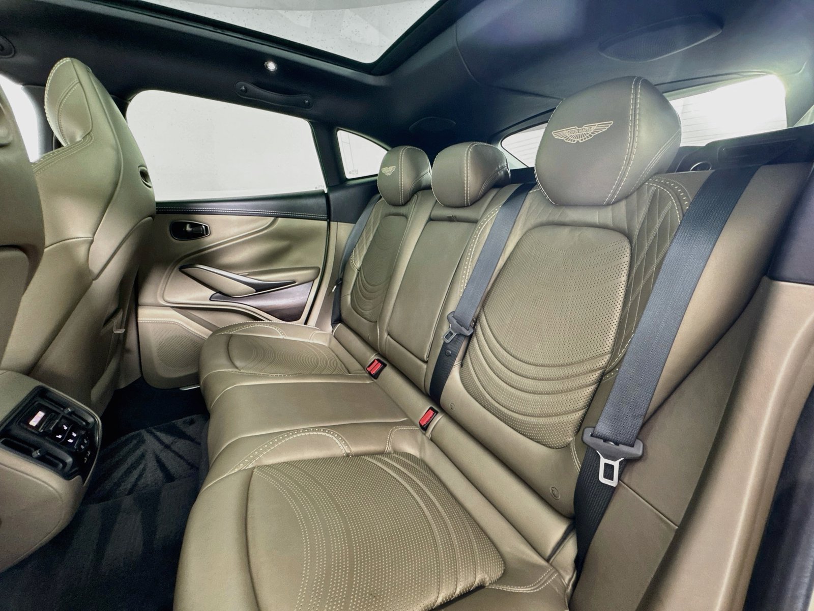 Used 2023 Aston Martin DBX AWD/4WD image 24