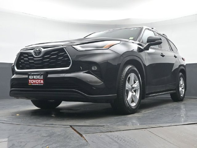 Used 2023 Toyota Highlander LE AWD/4WD image 29