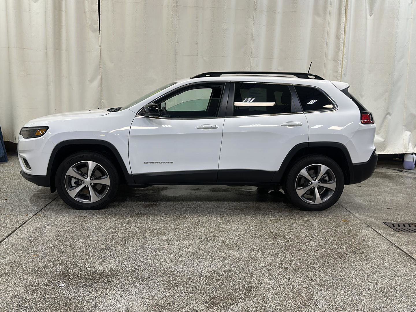 Certified 2022 Jeep Cherokee Limited AWD/4WD image 2