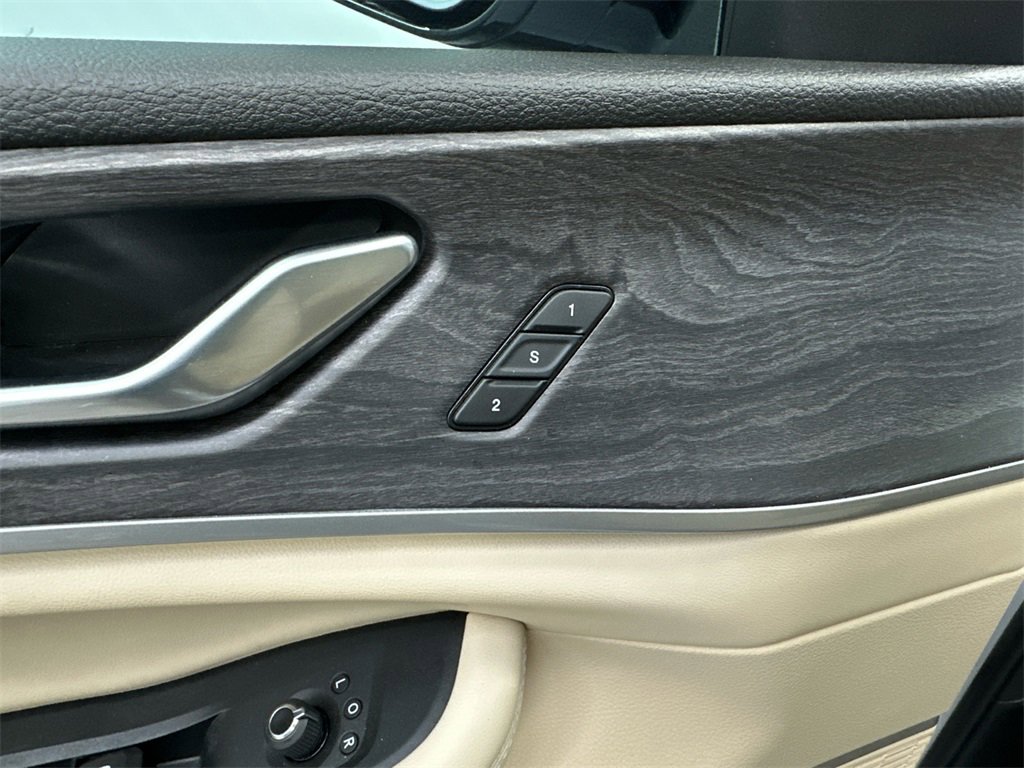 Used 2021 Jeep Grand Cherokee L Limited w/ Luxury Tech Group II image 12