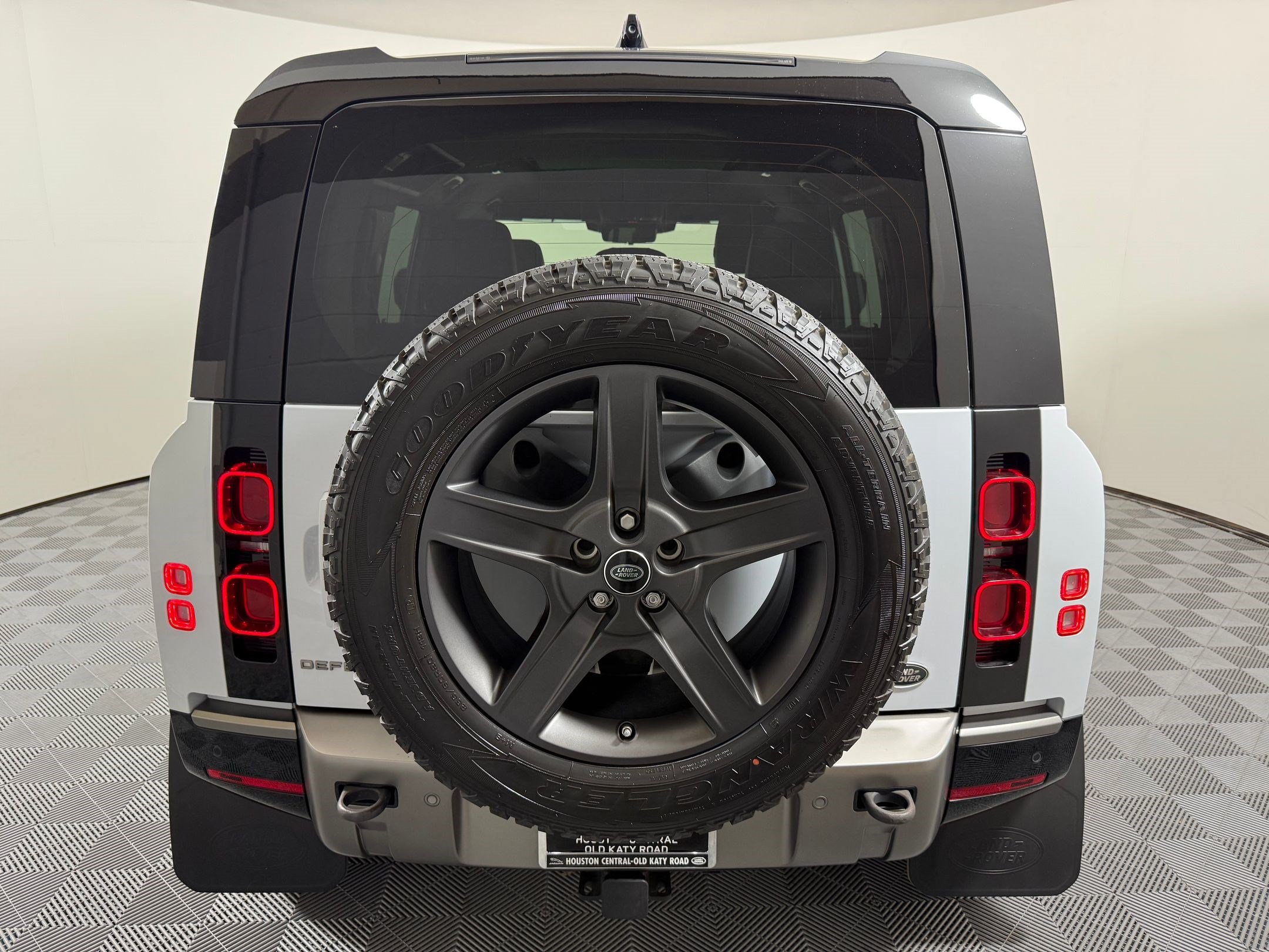 Used 2021 Land Rover Defender 110 X-Dynamic SE AWD/4WD image 10