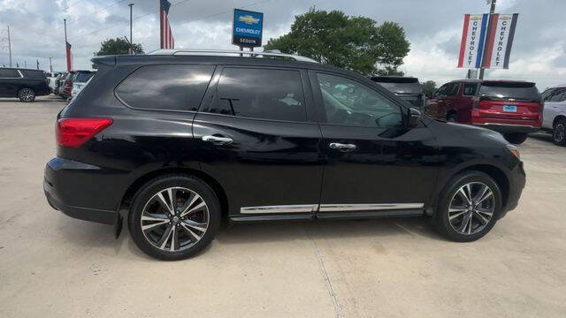Used 2017 Nissan Pathfinder Platinum w/ Family Entertainment Package AWD/4WD image 9