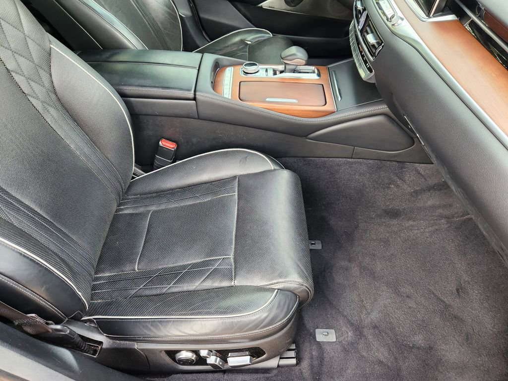 Used 2019 Kia K900 Luxury image 12