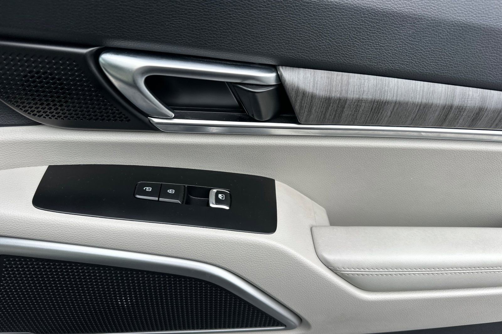 Used 2023 Kia Telluride EX w/ EX Captain's Chair Package image 19