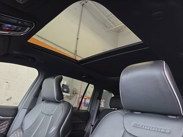 Used 2025 Jeep Grand Cherokee Summit AWD/4WD image 31