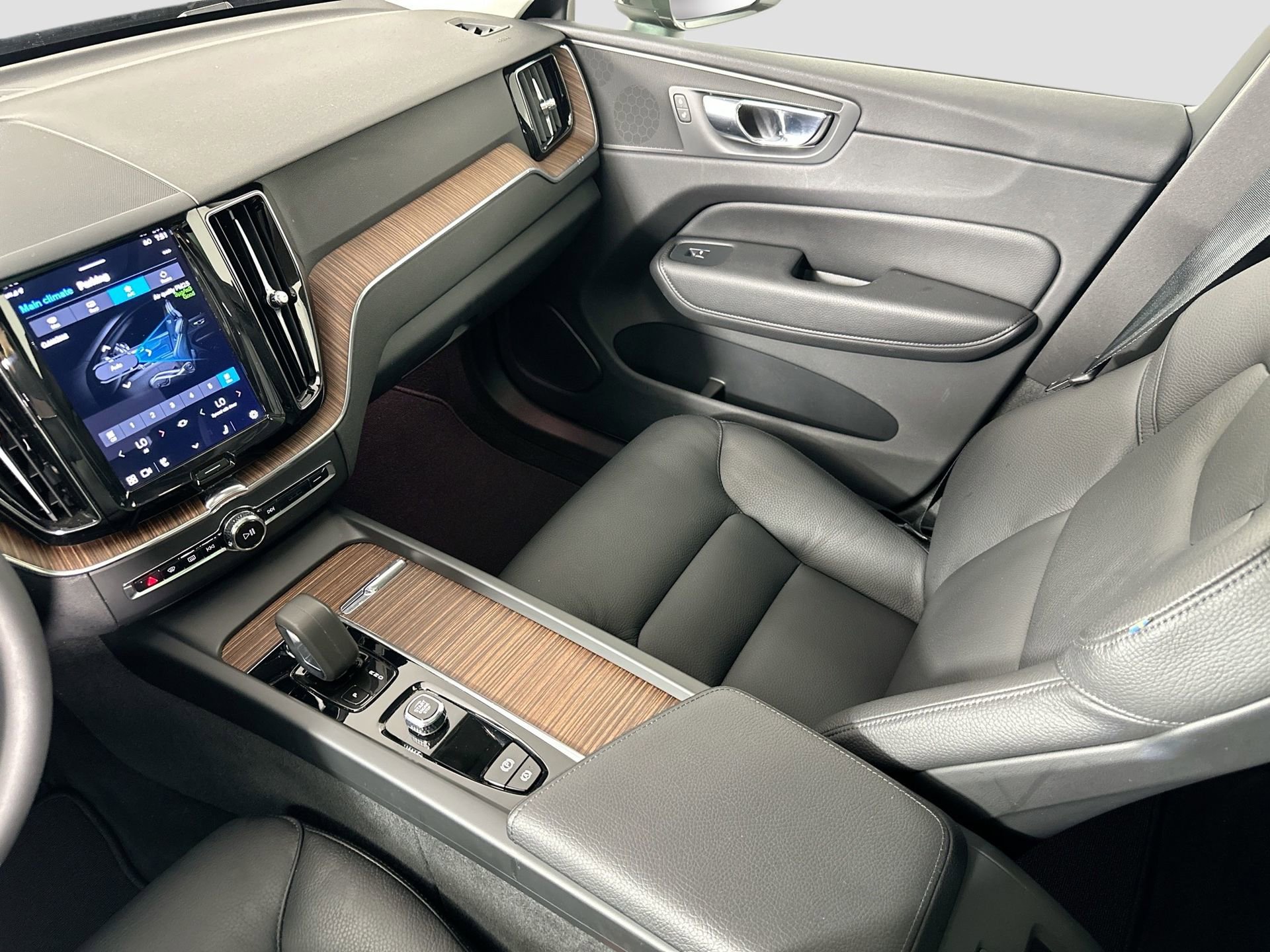 Certified 2022 Volvo XC60 B5 Momentum w/ Advanced Package image 24