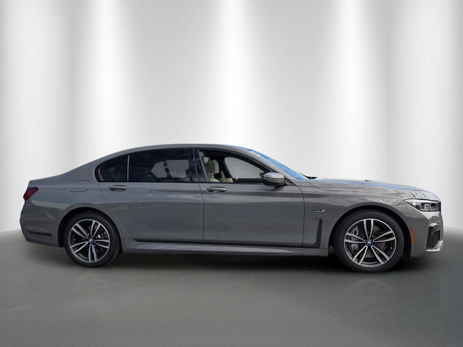 Used 2022 BMW 745e xDrive w/ M Sport Package AWD/4WD image 8