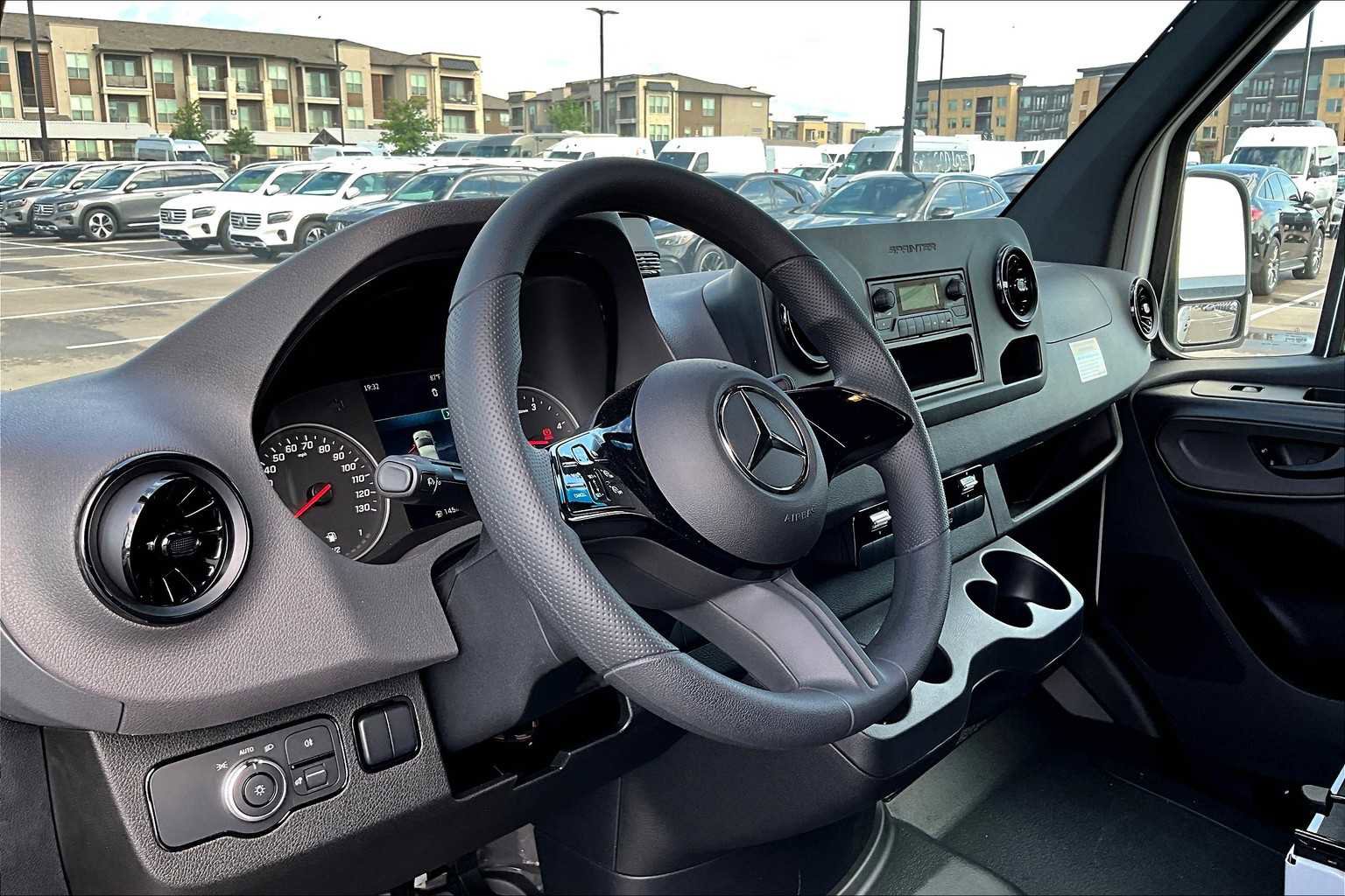 Used 2025 Mercedes-Benz Sprinter 2500 image 9