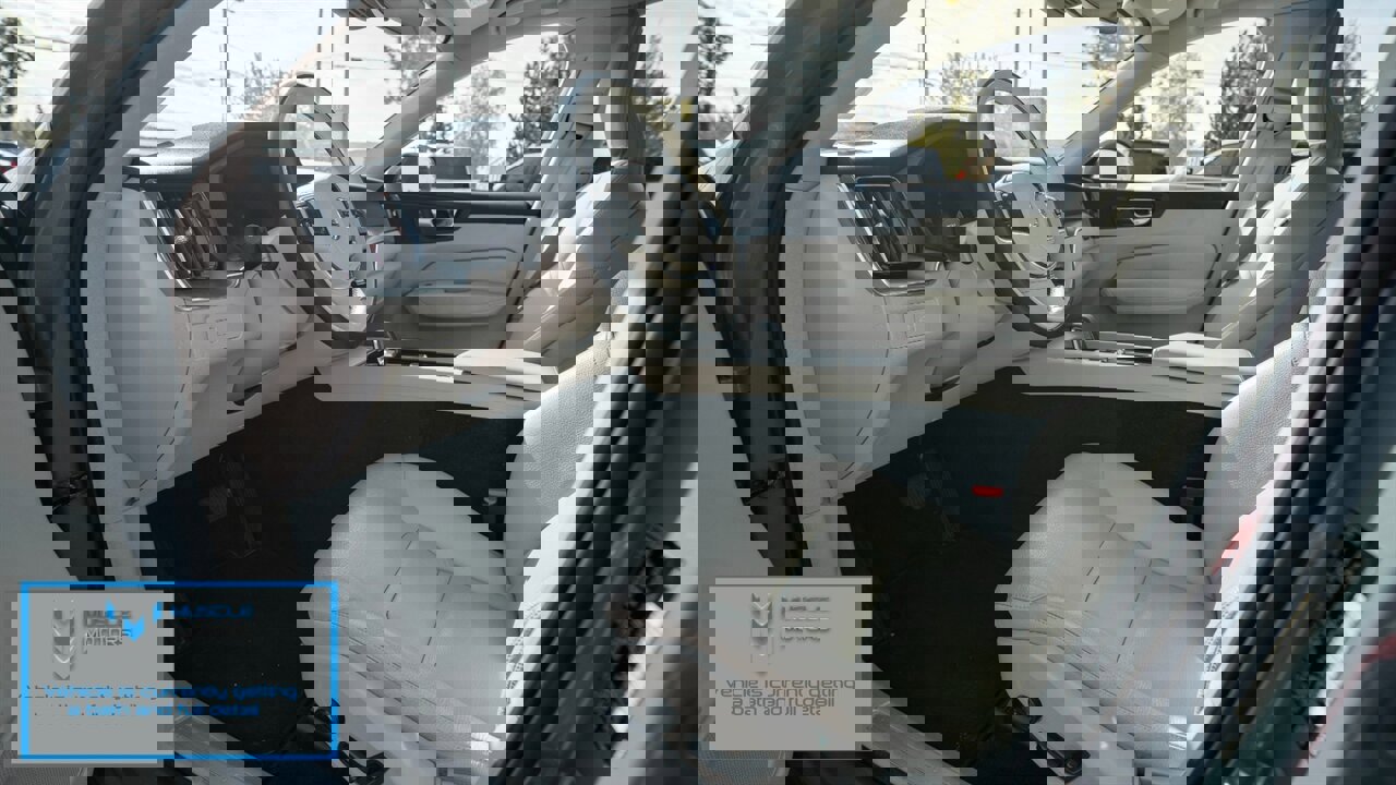 Used 2023 Volvo XC60 B5 Core image 10