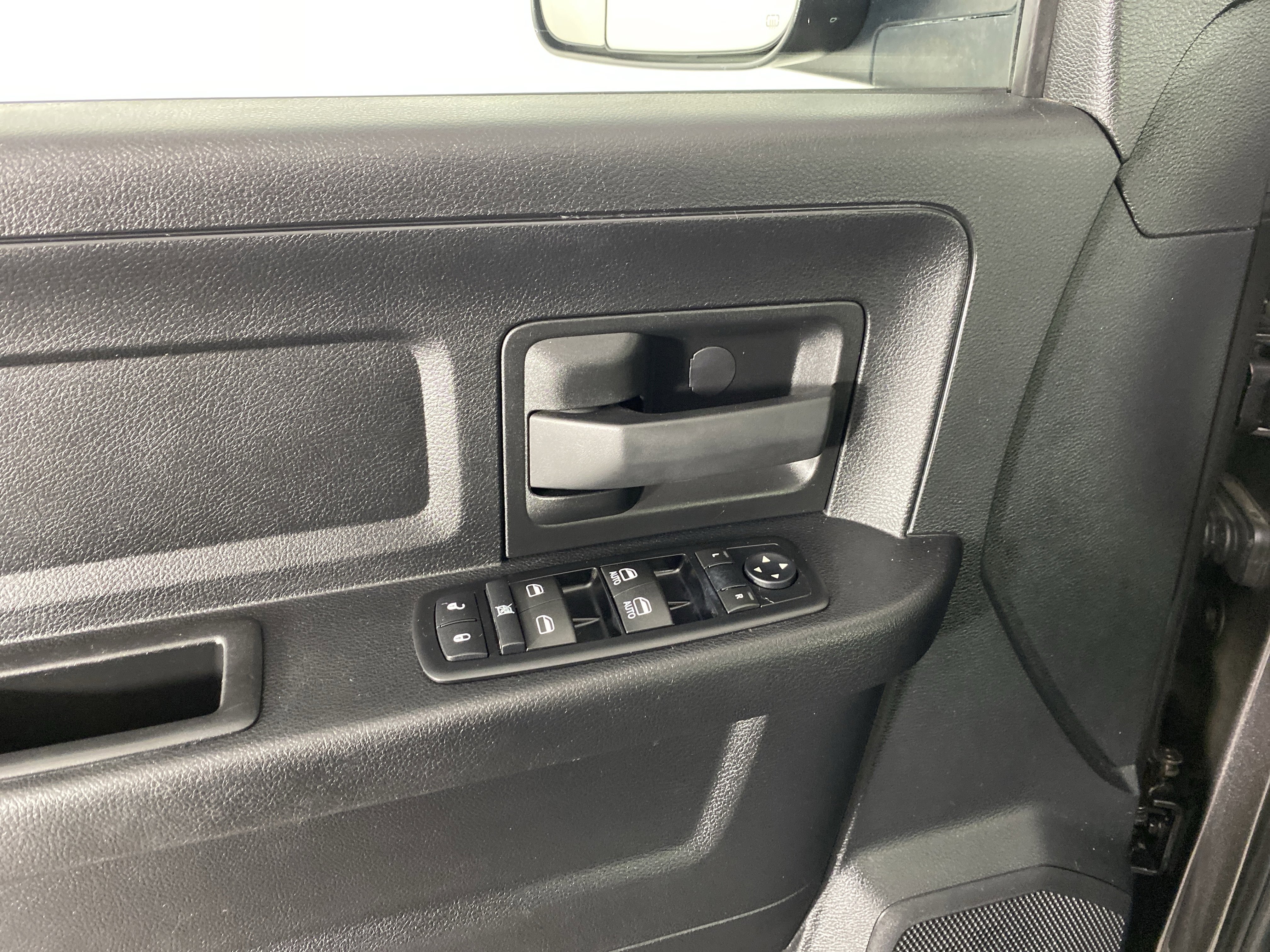 Used 2015 RAM 2500 Tradesman w/ Chrome Appearance Group AWD/4WD image 11