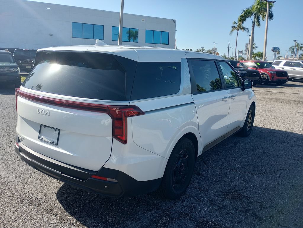 Used 2025 Kia Carnival FWD image 7