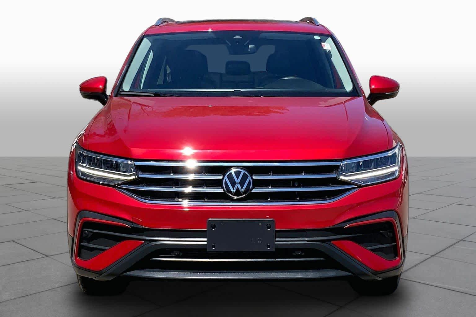 Used 2024 Volkswagen Tiguan SE w/ Panoramic Sunroof Package AWD/4WD image 4