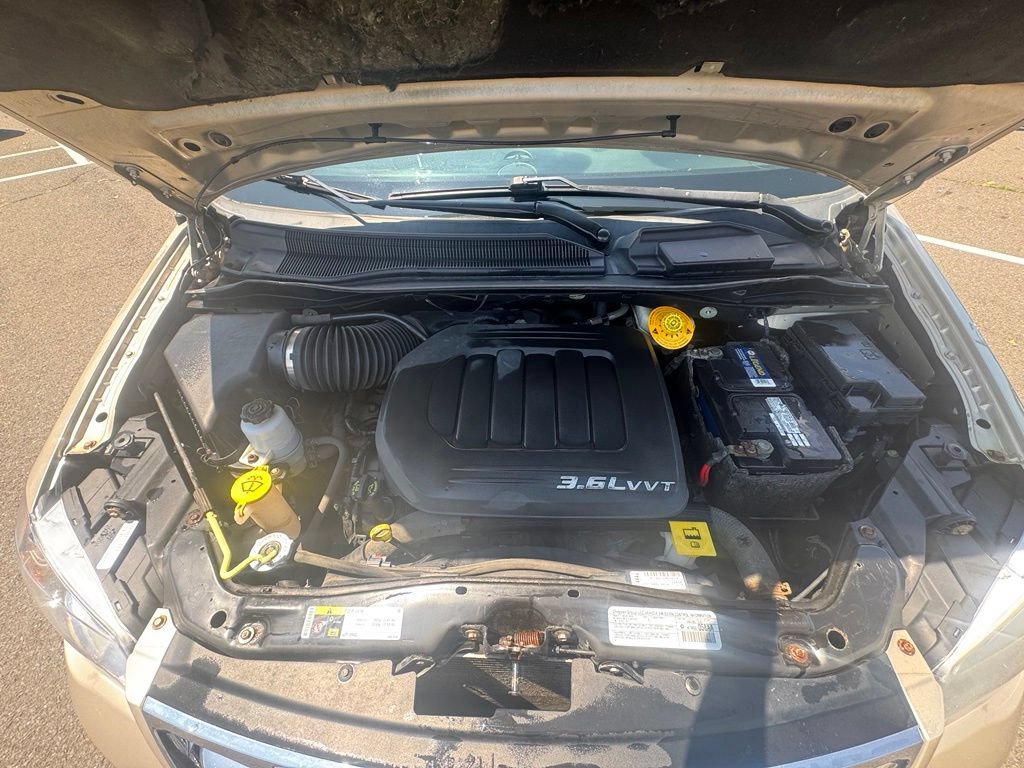 Used 2014 Chrysler Town & Country Touring FWD image 17