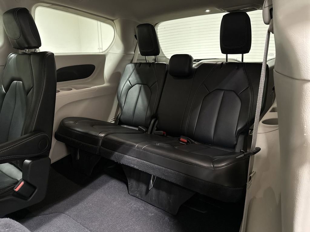 Used 2024 Chrysler Pacifica Touring-L image 29