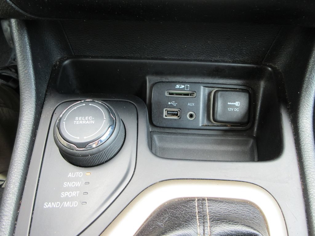 Used 2016 Jeep Cherokee Limited AWD/4WD image 29
