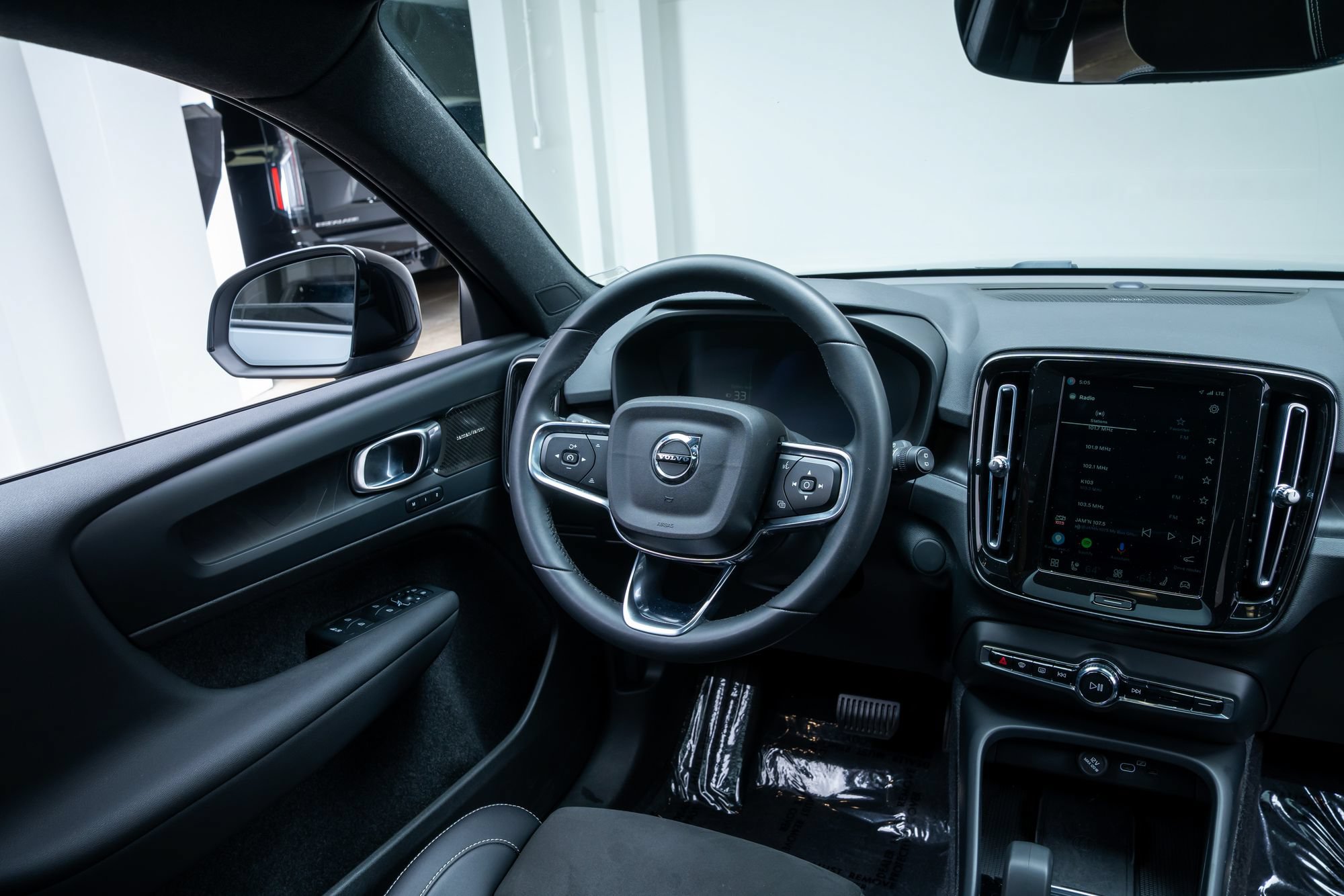 Used 2023 Volvo XC40 Recharge Ultimate w/ Protection Package Premier AWD/4WD image 9