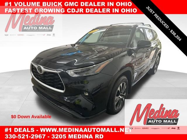 Used 2023 Toyota Highlander XLE FWD image 1