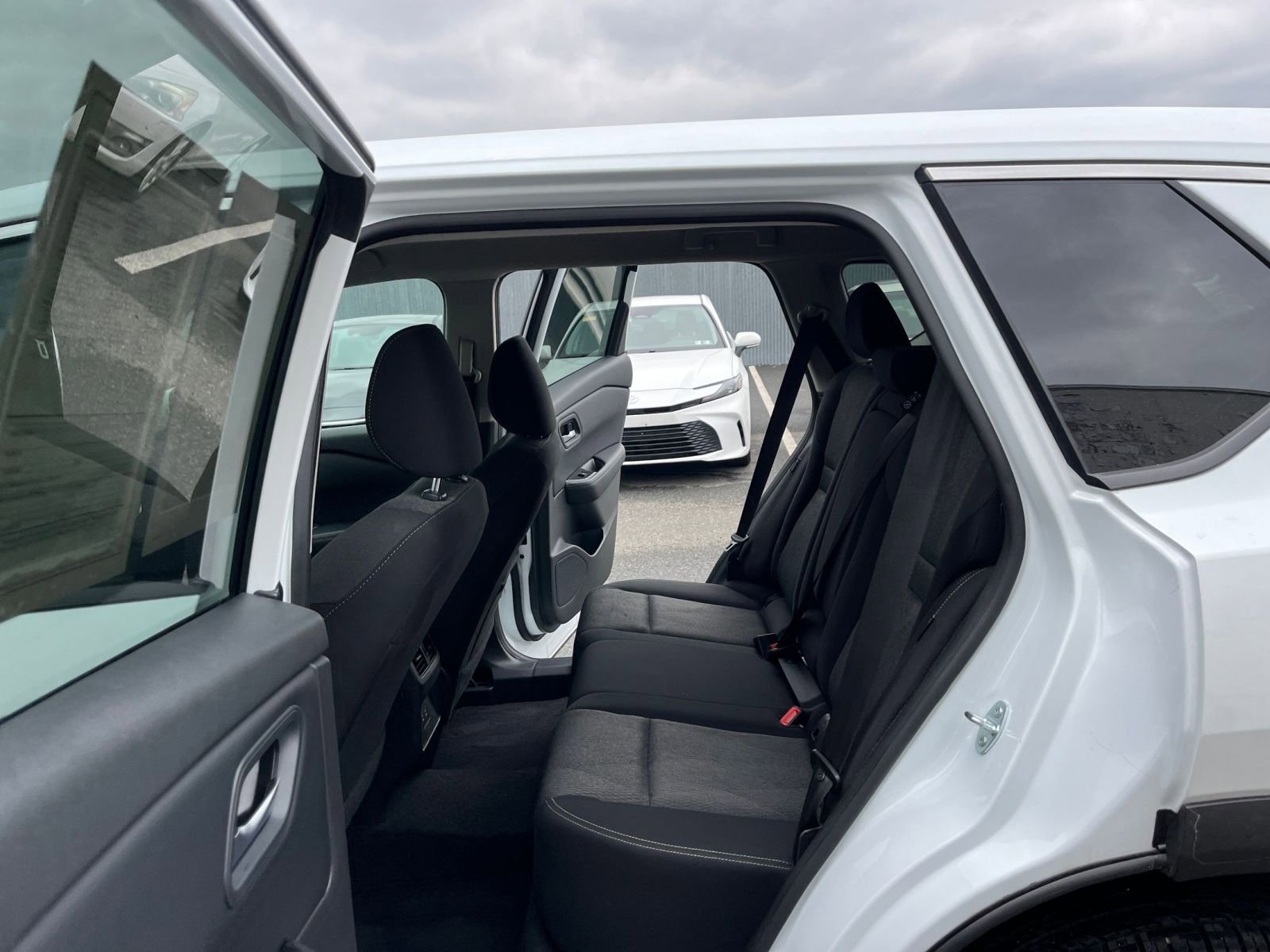 Used 2025 Nissan Rogue SV AWD/4WD image 28