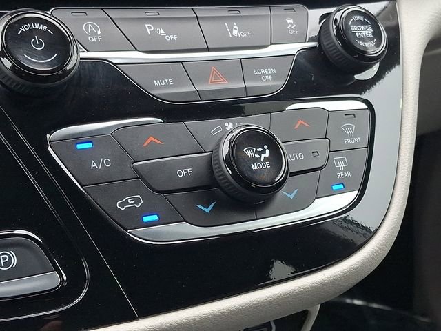 Used 2024 Chrysler Pacifica Touring-L FWD image 16