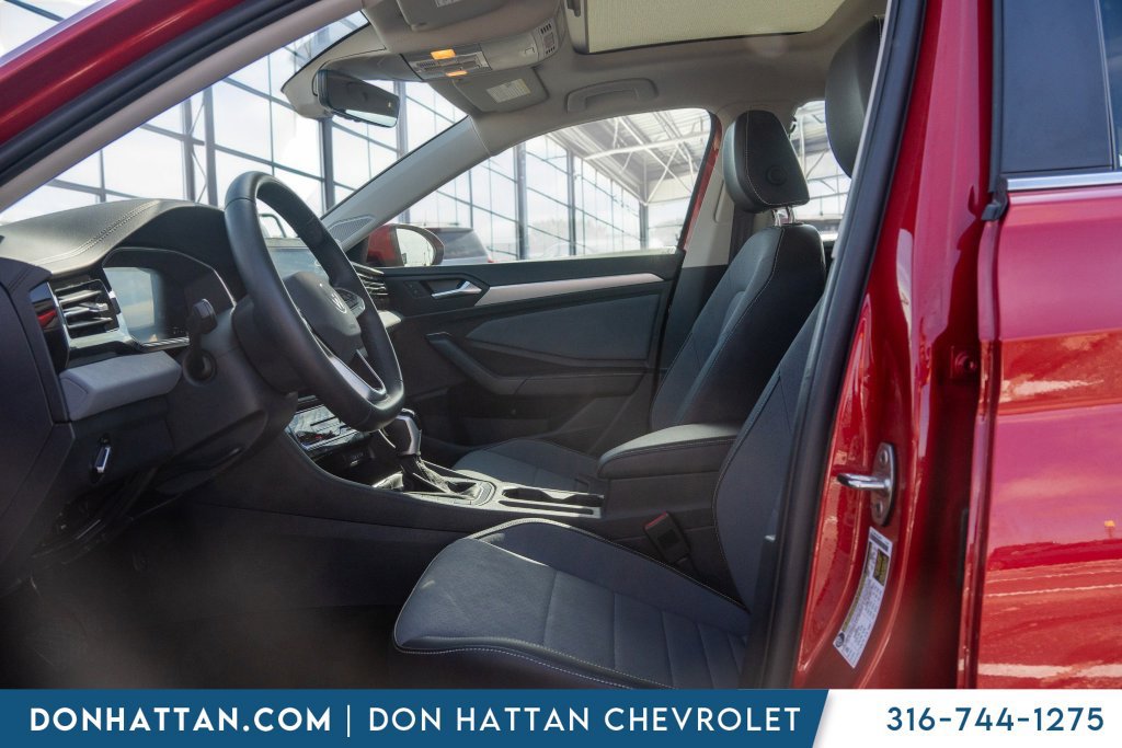 Used 2025 Volkswagen Jetta SE FWD image 3