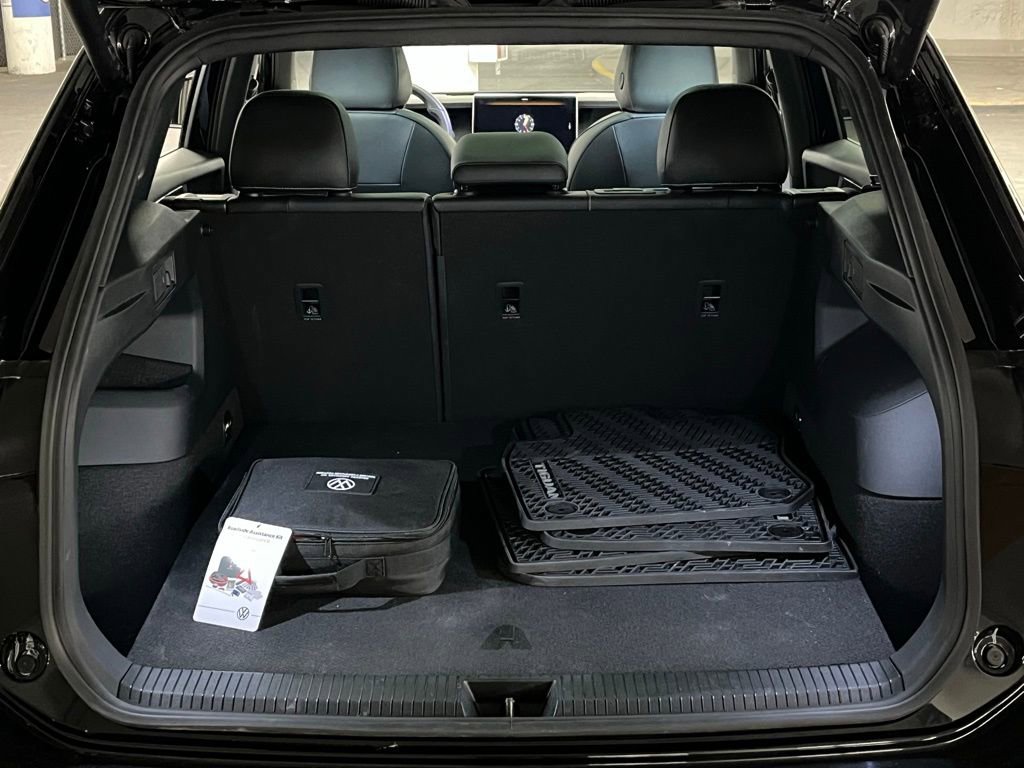 Used 2025 Volkswagen Tiguan SE R-Line image 36