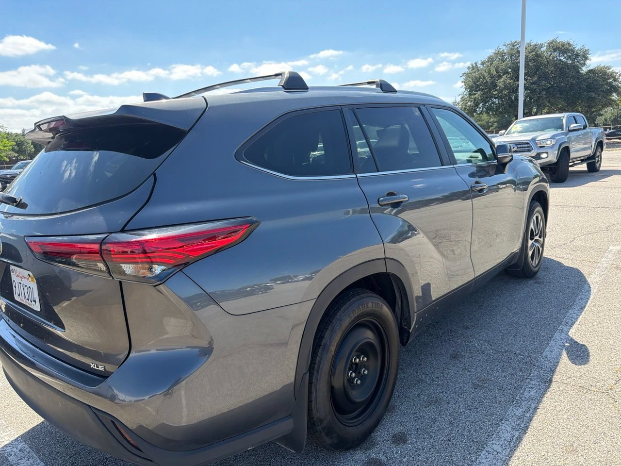 Used 2023 Toyota Highlander XLE FWD image 5