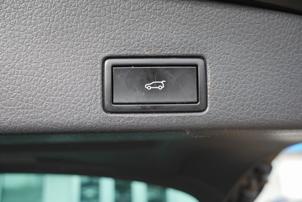 Used 2017 Volkswagen Touareg Wolfsburg Edition image 34