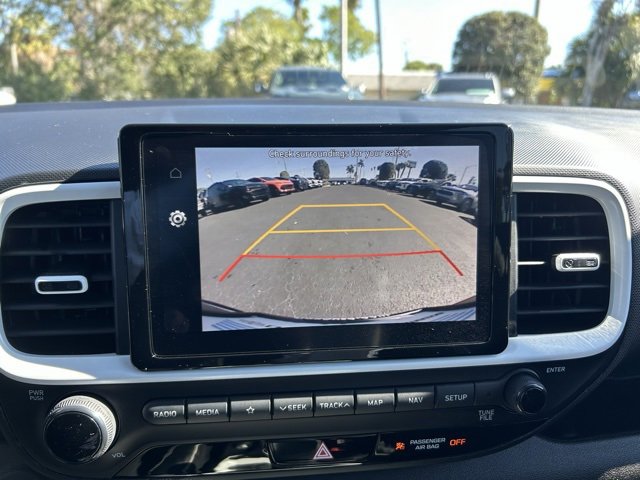 Used 2022 Hyundai Venue Limited image 24