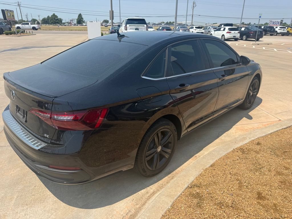 Certified 2023 Volkswagen Jetta SE w/ Panoramic Sunroof Package FWD image 5