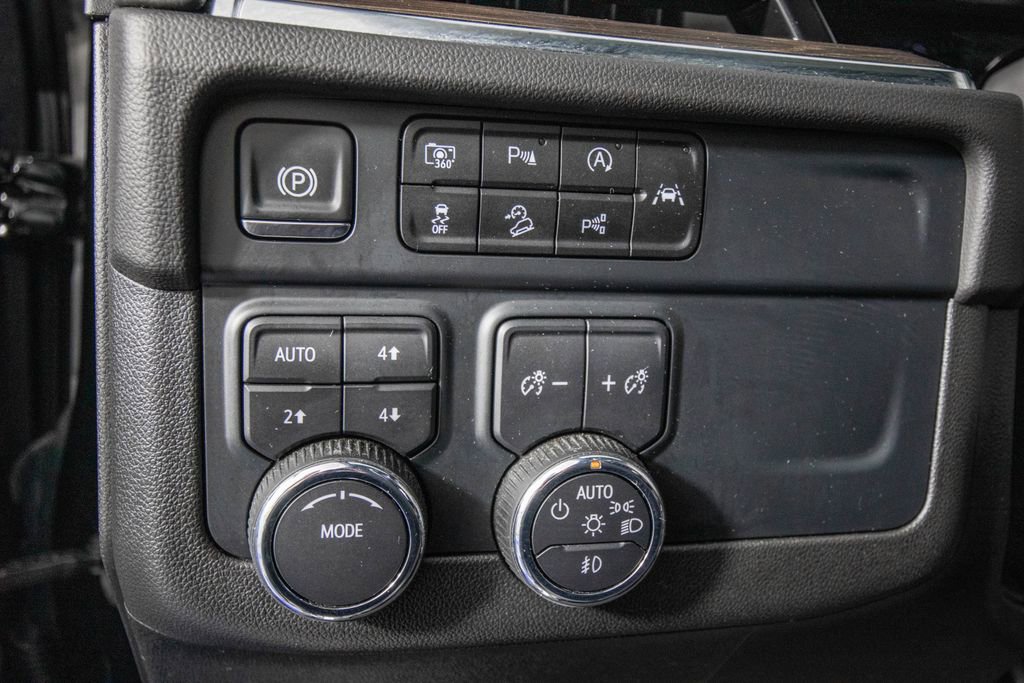 Used 2025 Chevrolet Suburban Z71 AWD/4WD image 26