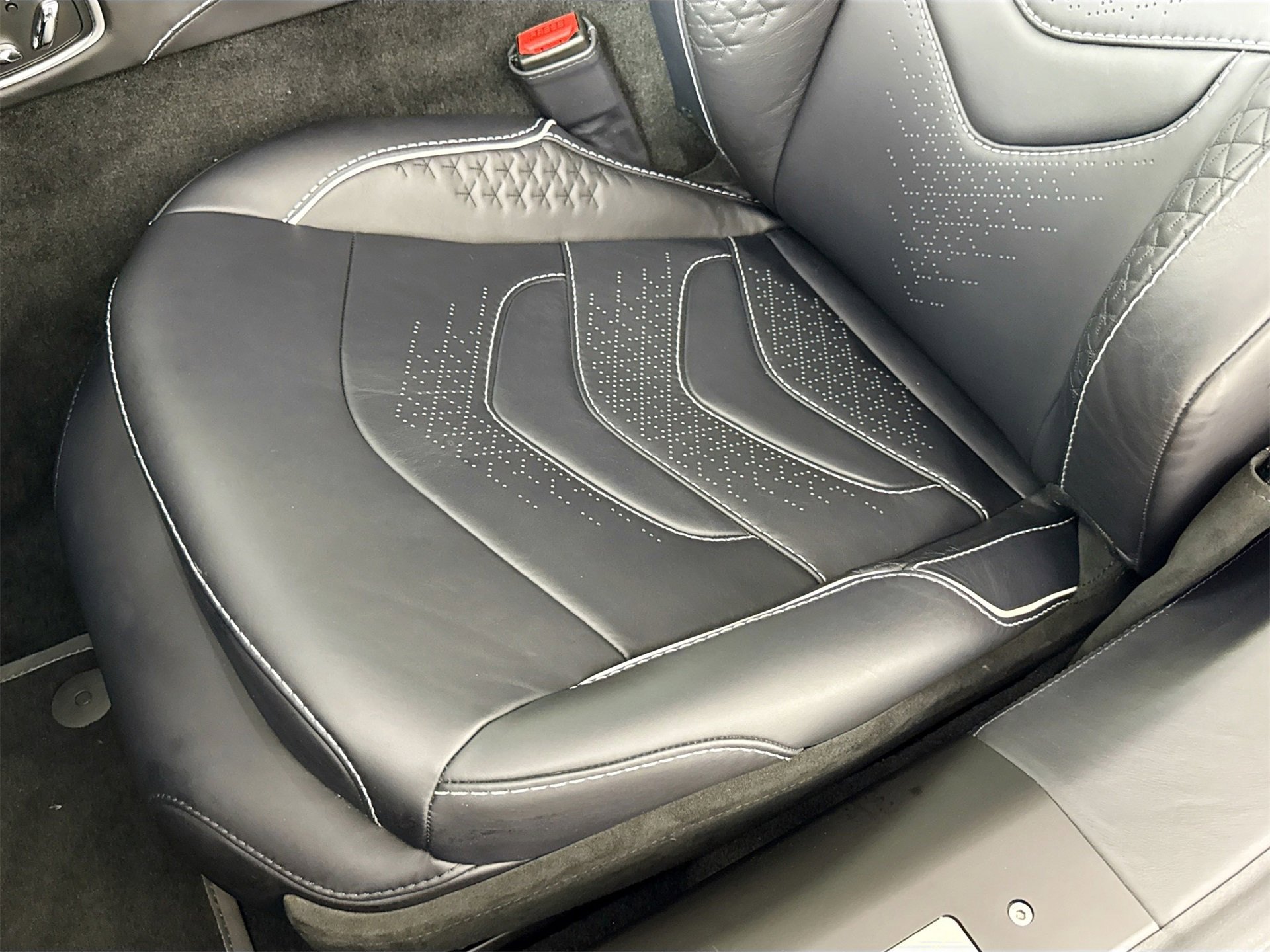 Used 2023 Aston Martin DBS Coupe image 17