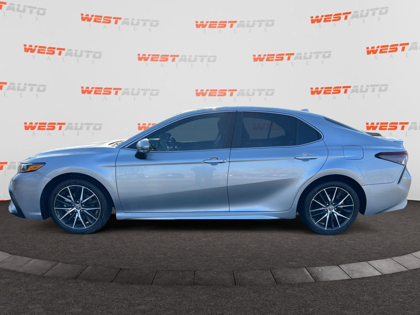 Used 2023 Toyota Camry SE w/ Protection Package (Q2) (TMS) image 2