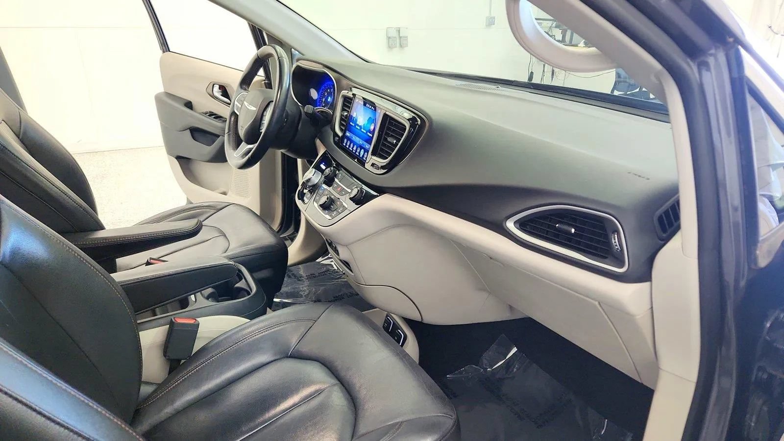 Used 2017 Chrysler Pacifica Touring-L FWD image 30
