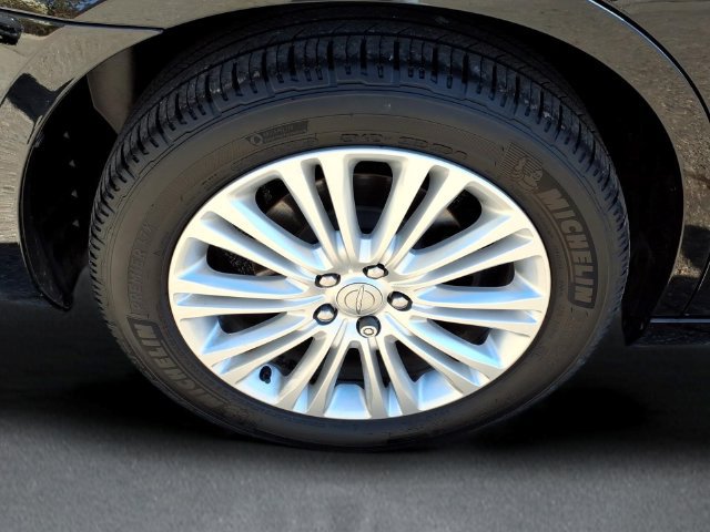 Used 2014 Chrysler 300 AWD w/ Driver Convenience Group image 9